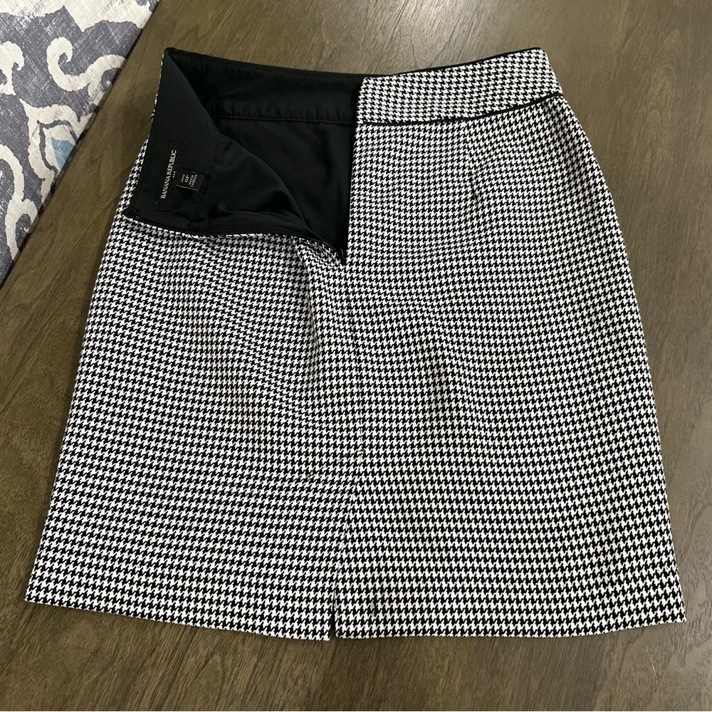 Banana Republic Factory Black and White Houndstooth Pencil Skirt - Picture 9 of 10